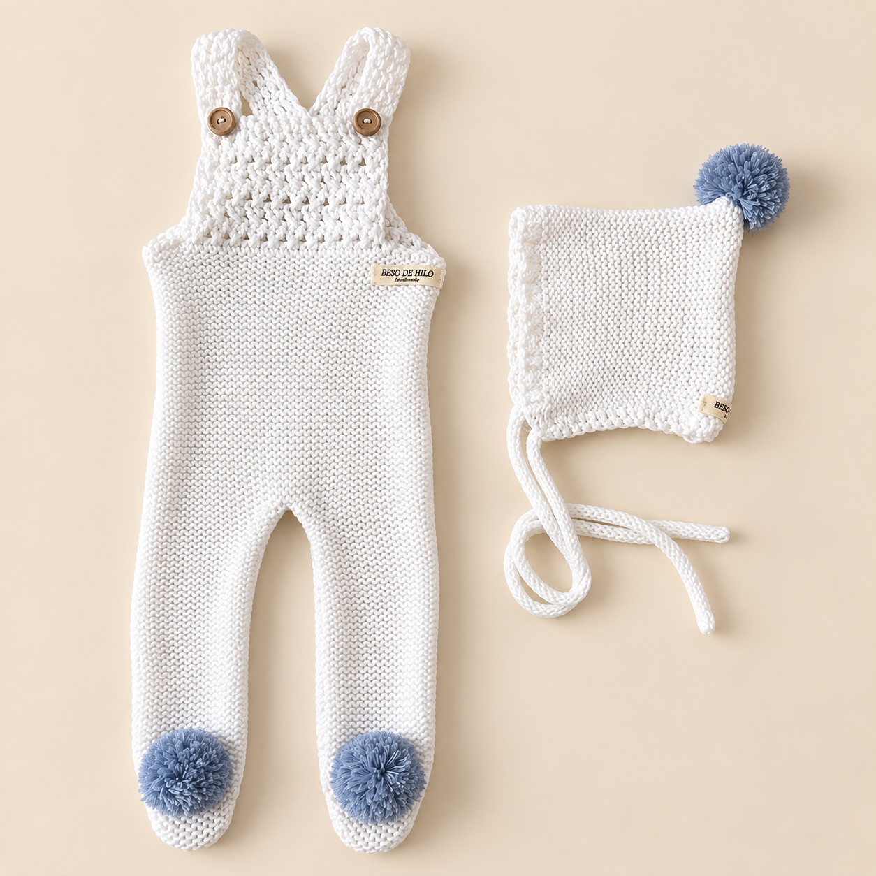 Peto Crochet Blanco Pompón Azul Empolvado