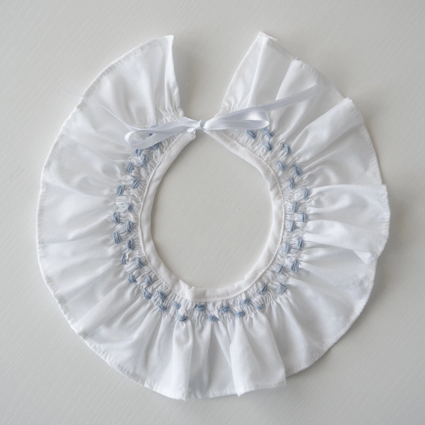 Cuello Bordado Azul Empolvado