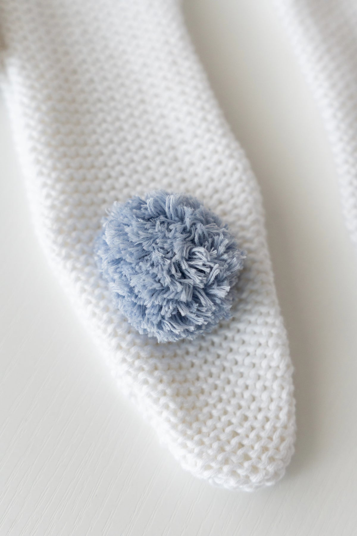 Polaina Pompón Blanco y Azul Empolvado